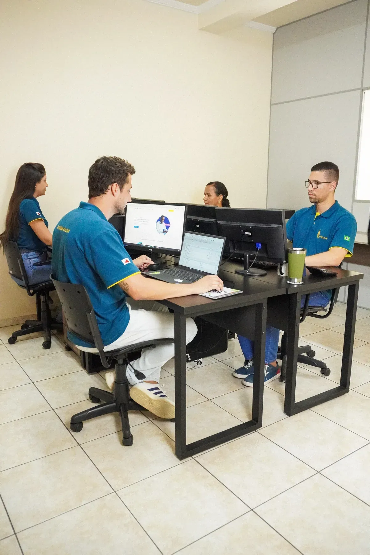 Equipe da E-volução trabalhando nas estações do escritório