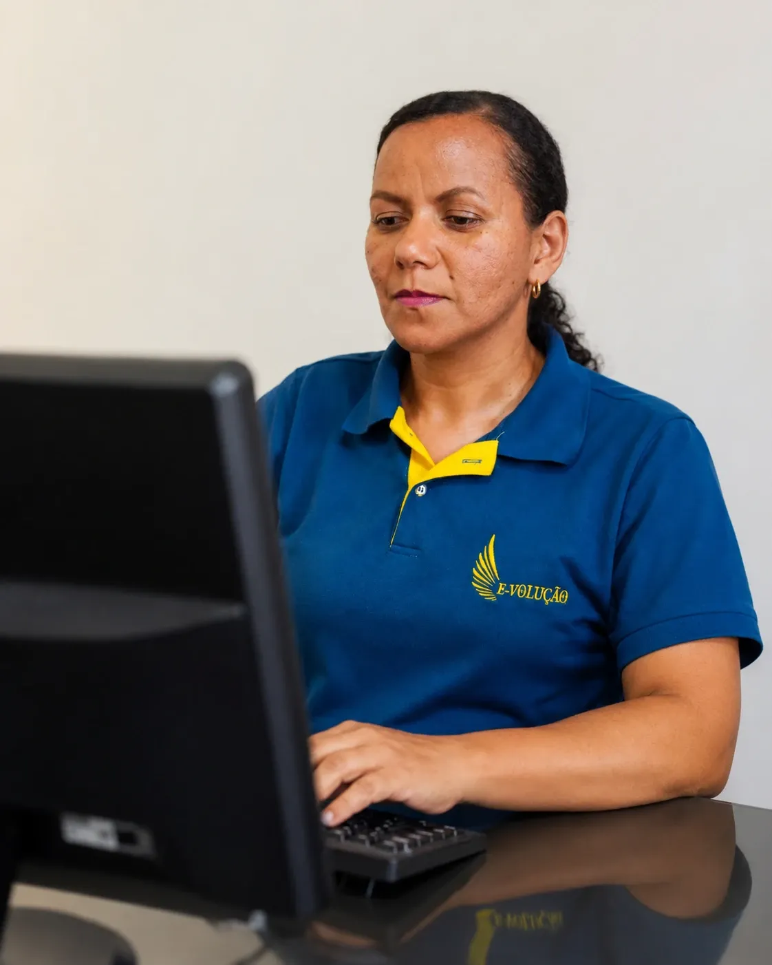 Integrante da equipe da E-volução trabalhando no computador