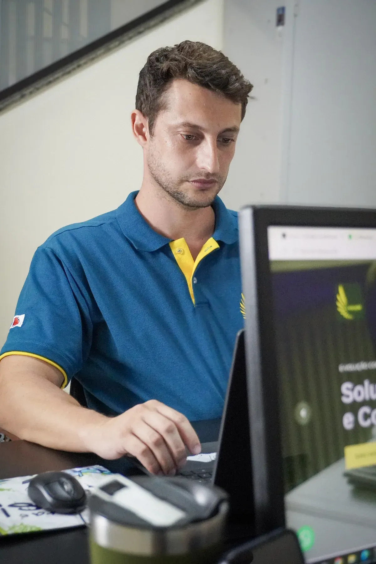 Integrante da equipe da E-volução trabalhando no computador