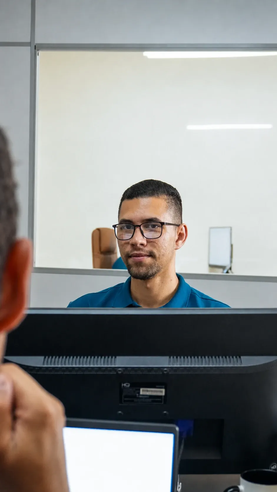 Integrante da equipe da E-volução em sua estação de trabalho